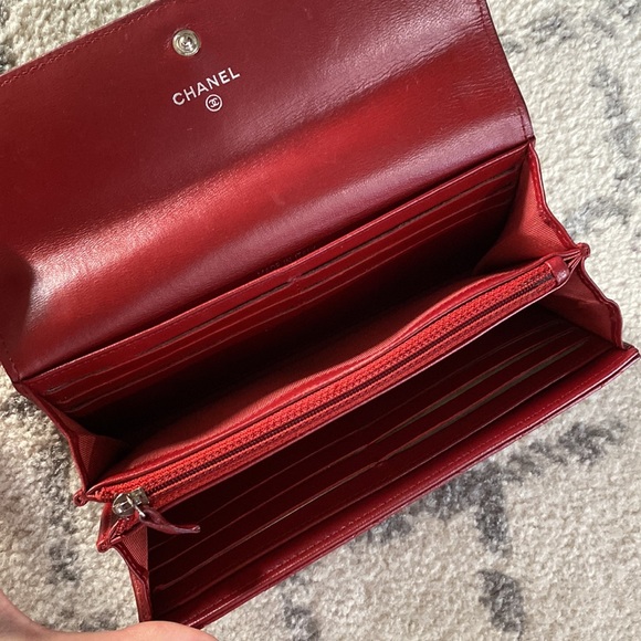 CHANEL red quilted lambskin continental wallet - Picture 3 of 11